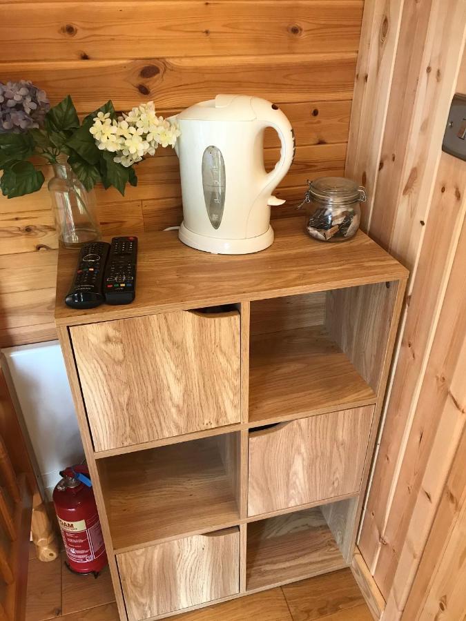 Unique Sheperds Hut Private Hot Tub, Ensuite & Kitchenette Clodock Екстериор снимка
