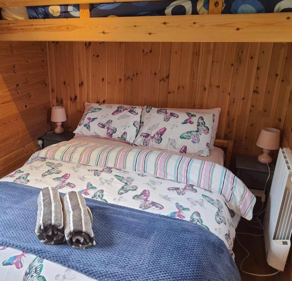 Unique Sheperds Hut Private Hot Tub, Ensuite & Kitchenette Clodock Екстериор снимка