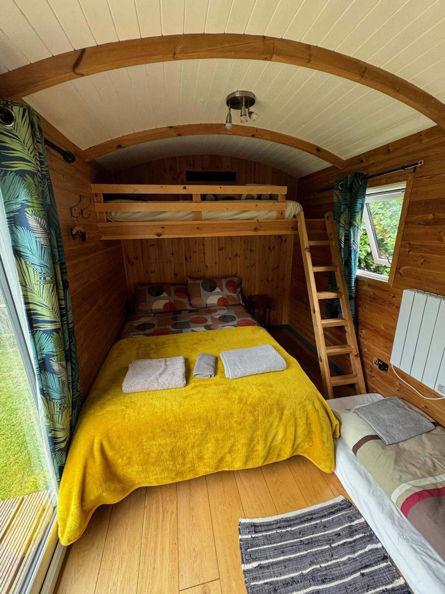 Unique Sheperds Hut Private Hot Tub, Ensuite & Kitchenette Clodock Екстериор снимка