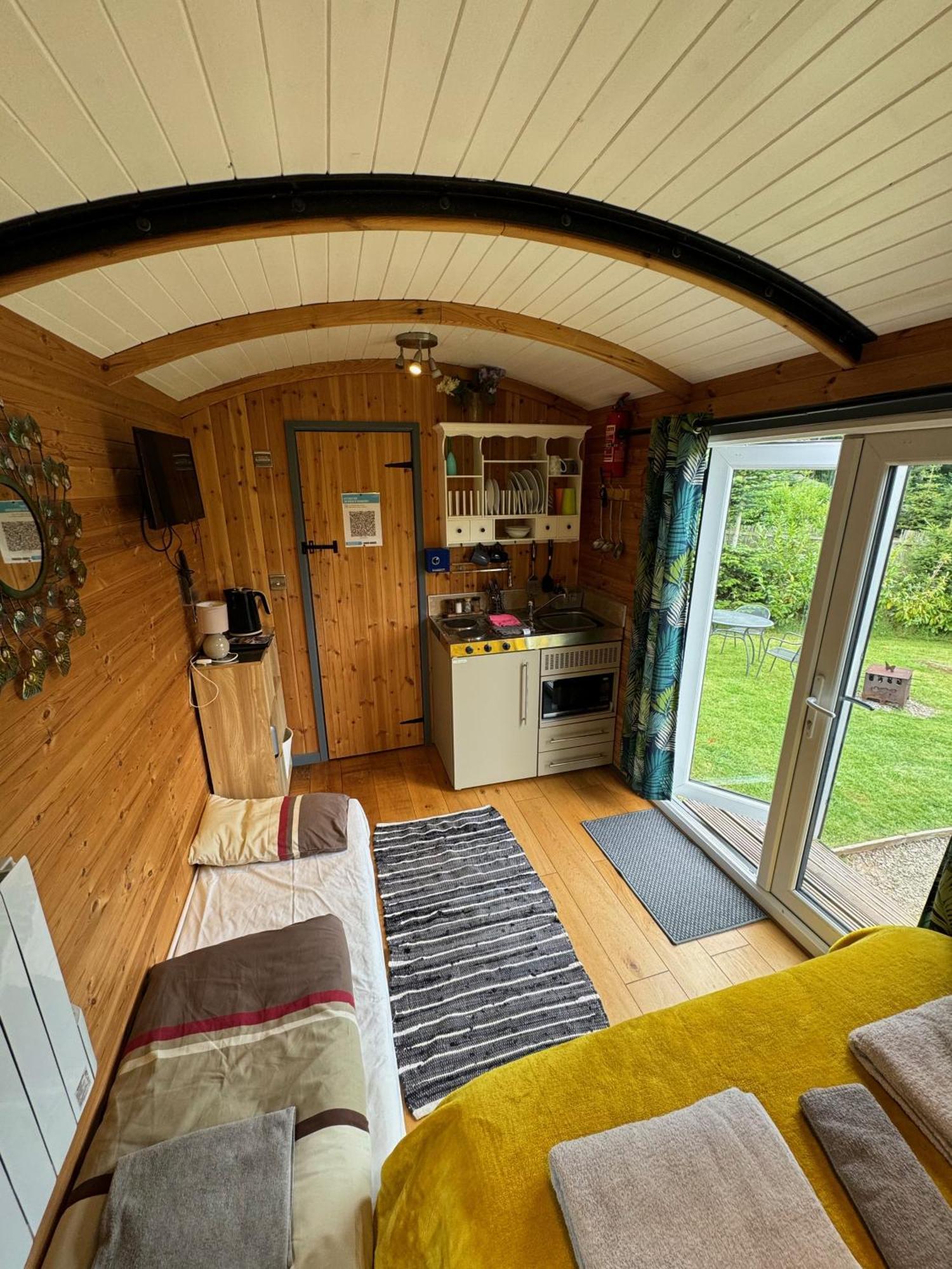 Unique Sheperds Hut Private Hot Tub, Ensuite & Kitchenette Clodock Екстериор снимка