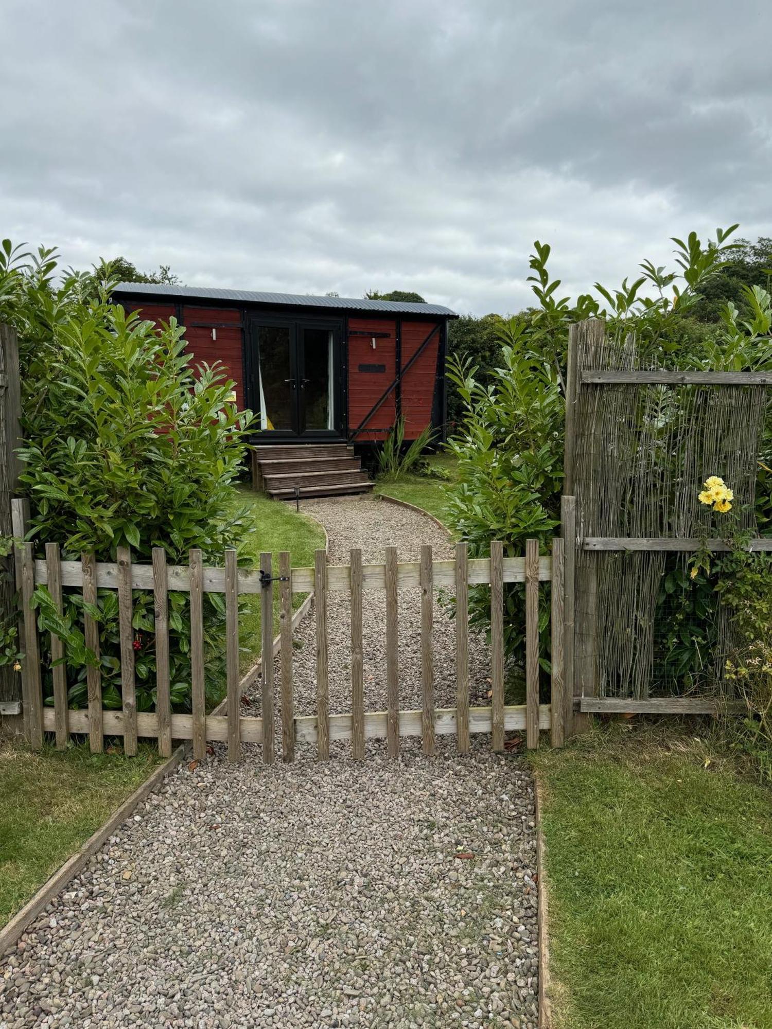 Unique Sheperds Hut Private Hot Tub, Ensuite & Kitchenette Clodock Екстериор снимка